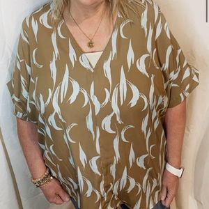 women’s v neck top (never worn)